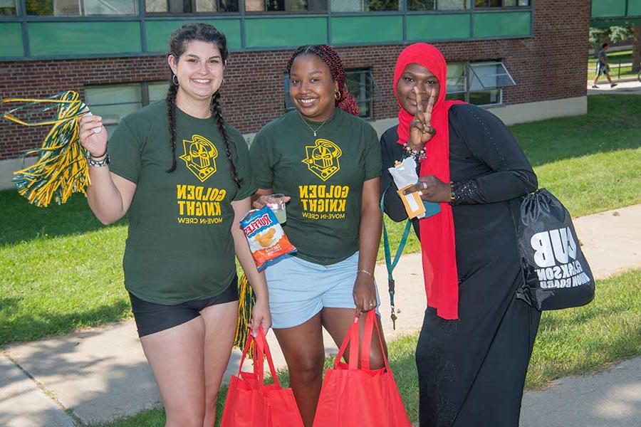 Students helping during move in day